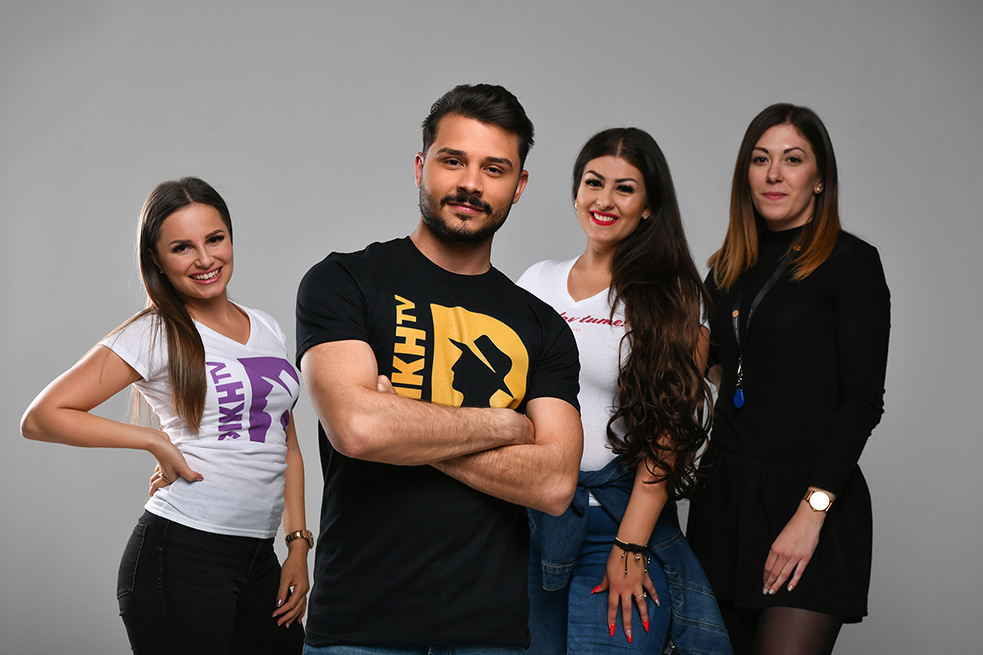 Dikh Tv műsorvezetők csoportképe egyedi nyomtatott pólóban.