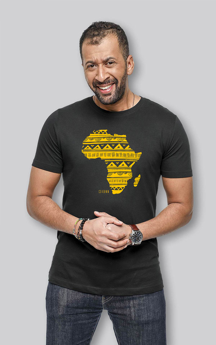 Musimbe Dennis egyedi fekete nyomtatott pólóban, afrika mintás grafikával.